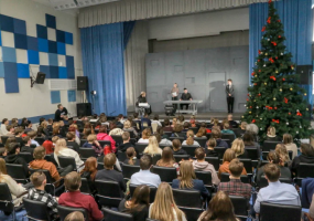 «Пушкинская карта»: спектакль «Шинель» показали в гимназии №6 «Горностай»