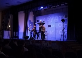 В рамках программы «Пушкинская карта» в школе № 51 был показан спектакль «Шинель»