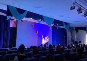 «Пушкинская карта»: спектакль «Шинель» показали в школе № 214 имени Е. П.Глинки
