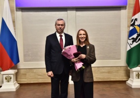 Губернатор Новосибирской области Андрей Травников вручил награду Светлане Галкиной