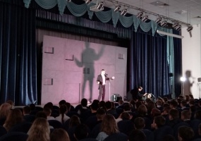 Спектакль «Шинель» показали в школе №215 им. Д. А. Бакурова